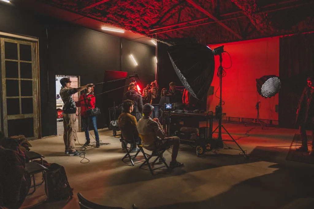 Een filmset in de BRUUTSTERDAM-studio, in rood licht