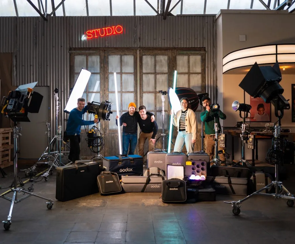 Het team in de studio van BRUUTSTERDAM, tussen de lampen en statieven